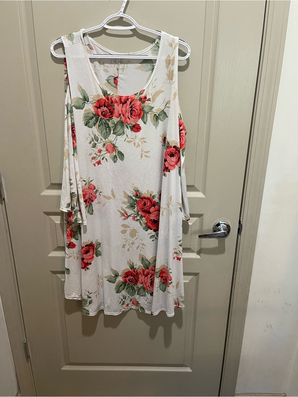BOUTIQUE Floral Cold-Shoulder Dress 👗 in Cream with Red Roses
